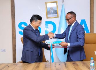 Chinese Ambassador to Somalia hands one Million dollars to SoDMA Commissioner