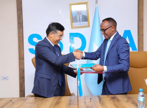 Chinese Ambassador to Somalia hands one Million dollars to SoDMA Commissioner